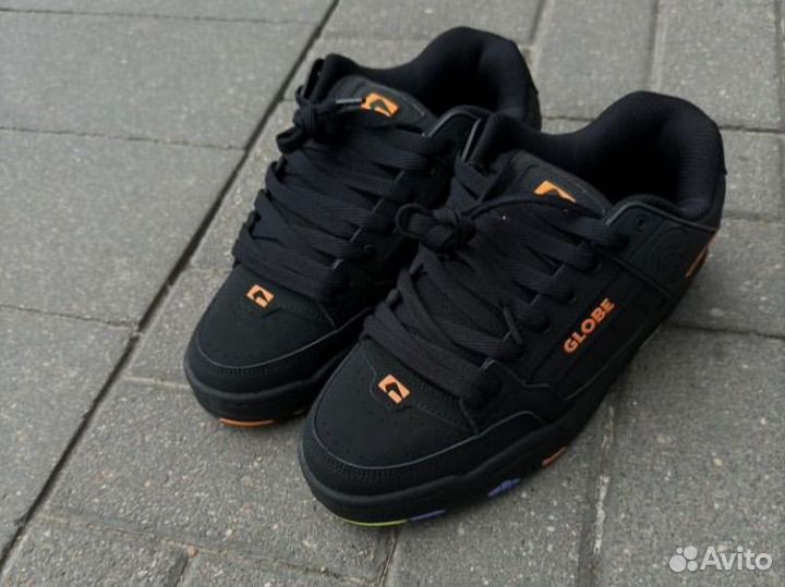 Кеды Дутыши Globe Tilt на руках