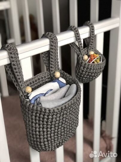 Вязаные корзины на кроватку