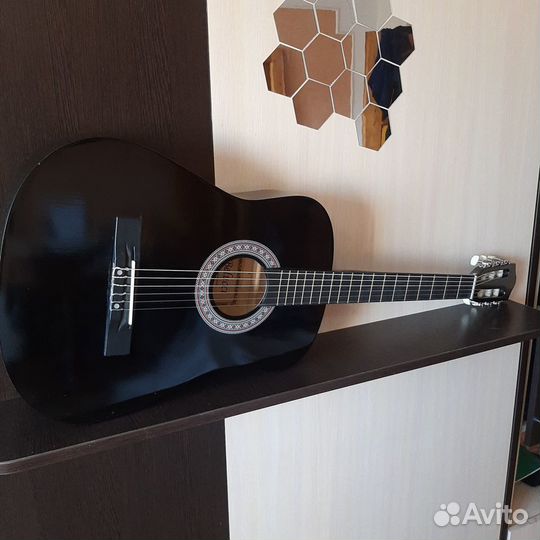 Гитара чёрная, для новичков