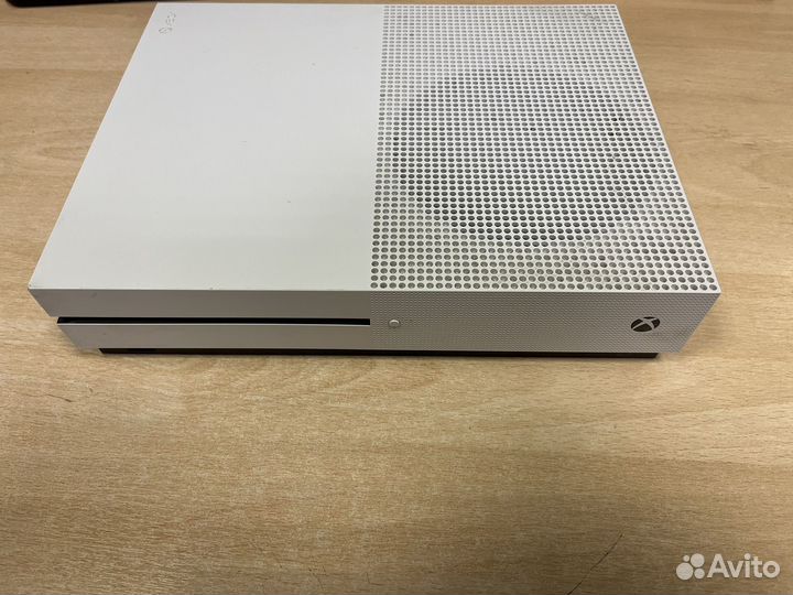 Xbox One S 1tb, геймпад,диски с играми