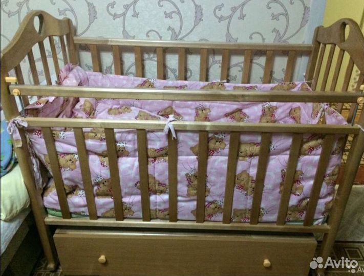 Детская кроватка с маятником