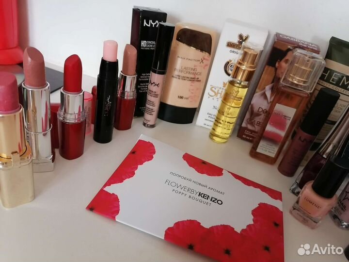 Женский и мужской набор косметики и парфюма