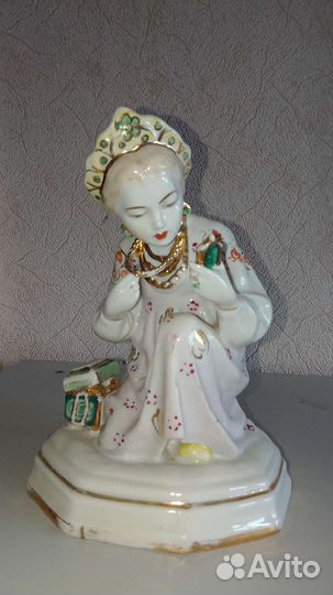 Фарфоровая статуэтка Малахитовая шкатулка, Алëнушк