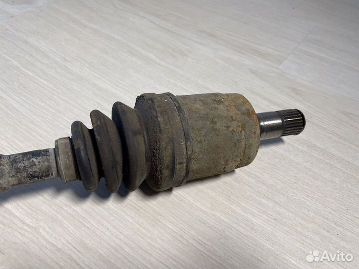 Передний полуось правый Honda Civic 4D 8 1,6 1,8