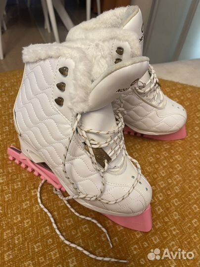 Коньки на девочку