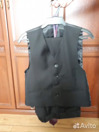 Школьные костюмы разные, брюки классические