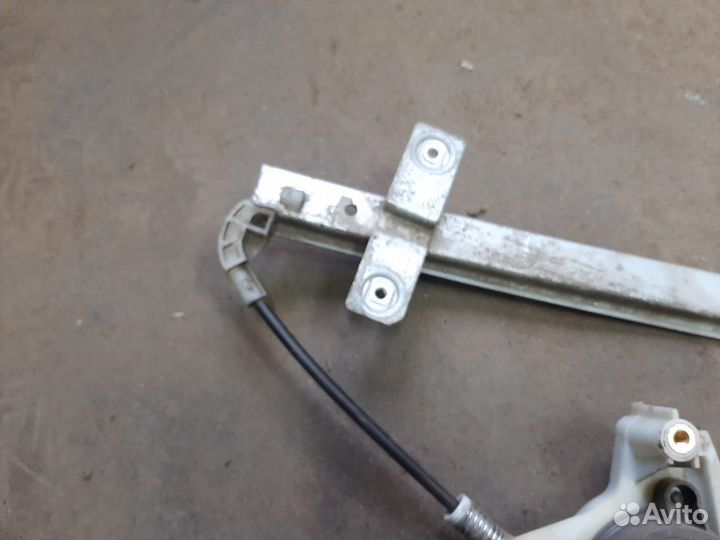 Передний левый подъемник Mitsubishi Space Star