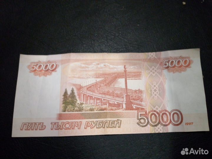 905557