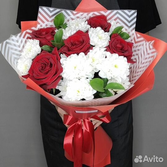 Букет Впечатление из красных роз и хризантем