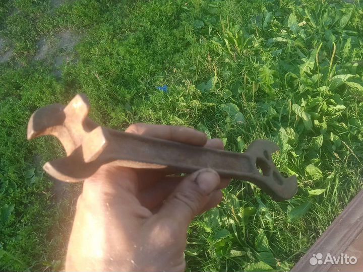 Ключ гаечный древний в коллекцию