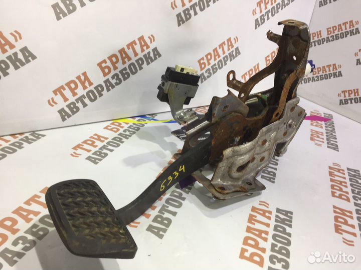 Тойота Камри Педаль тормоза