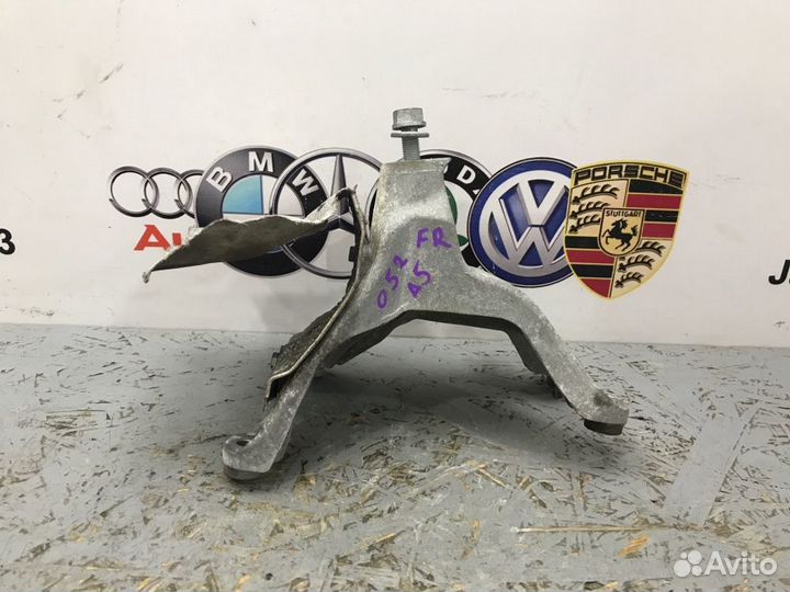 Кронштейн двигателя правый Audi A5 8T cdnc 2011