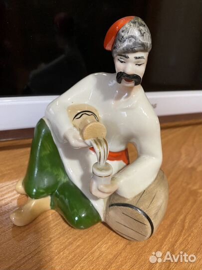 Статуэтка фарфоровая Казак с кувшином, Полонне