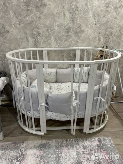 Детская кроватка с маятником