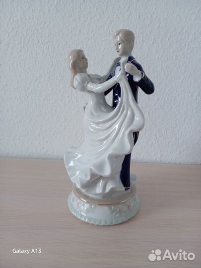 Статуэтка фарфор