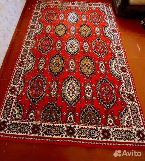 Ковры: 1.Бордовый 1,7*3,7м; 2.Красный 2*3м