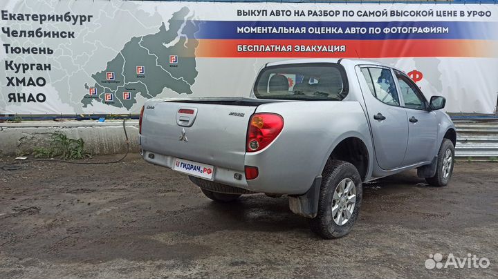 Крепление АКБ Mitsubishi L200 MN136284. Подставка