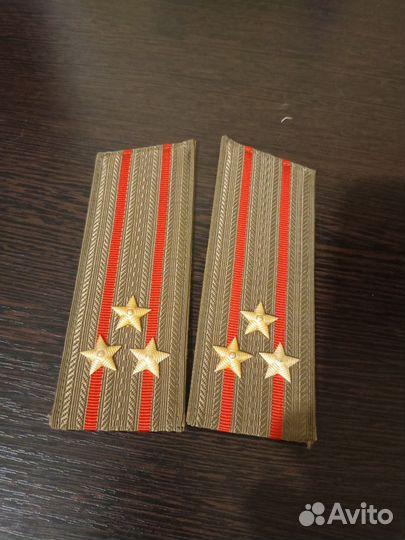 Коллекция значков знаков и медалей,а также погоны
