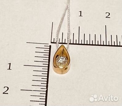 Золотая подвеска с камнем