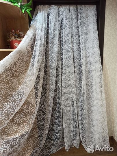 Тюль с красивой вышивкой ромашка