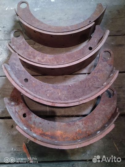 Тормозные колодги задние и накладки на газ 52
