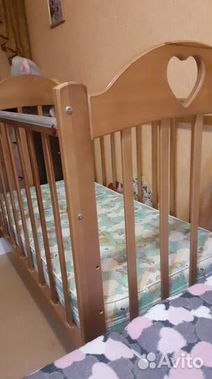 Детская кроватка с маятником