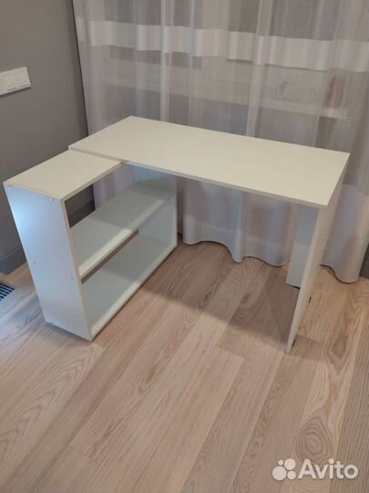 Угловой письменный стол с полками