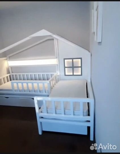 Кроватка домик для двоих из массива дерева