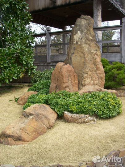 Декоративные камни, монолиты скалы для сада и дачи