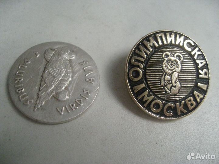 Пуговица Олимпиада 80/жетон зеленый попугай 999 пр