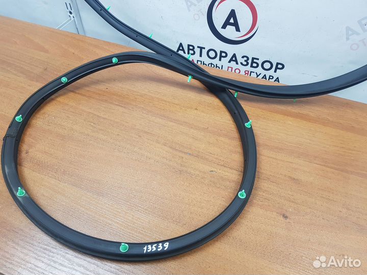 Уплотнитель двери Auris (E15) 2006-2012