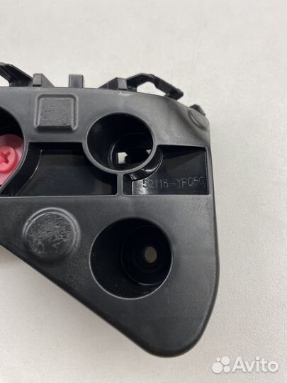 Направляющая переднего бампера правая Toyota Hilux