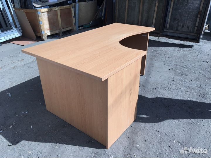 Угловой письменный стол