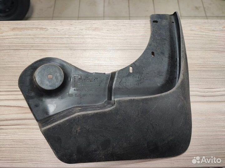 Брызговик передний правый Renault Duster