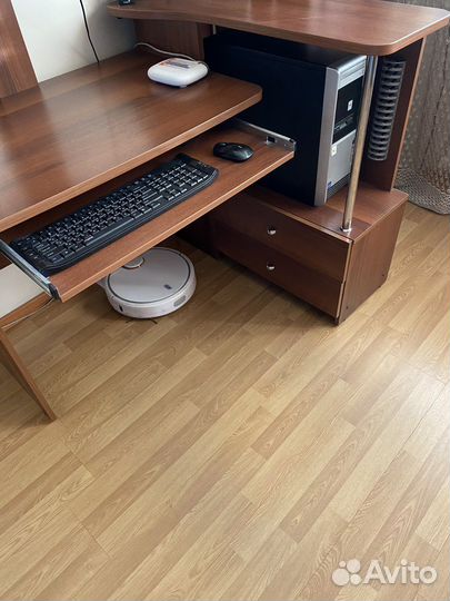 Компьютерный стол или уголок школьника