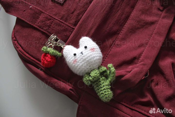 Вязаный брелок амигуруми 