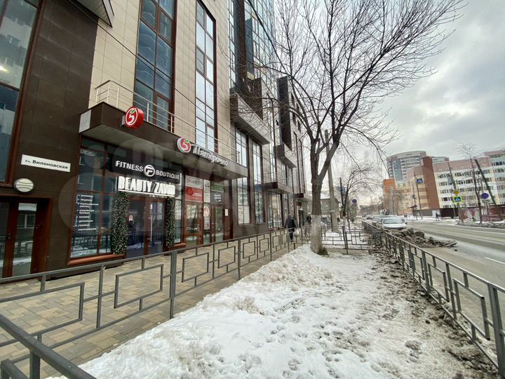 Помещение с витражами в новом ЖК