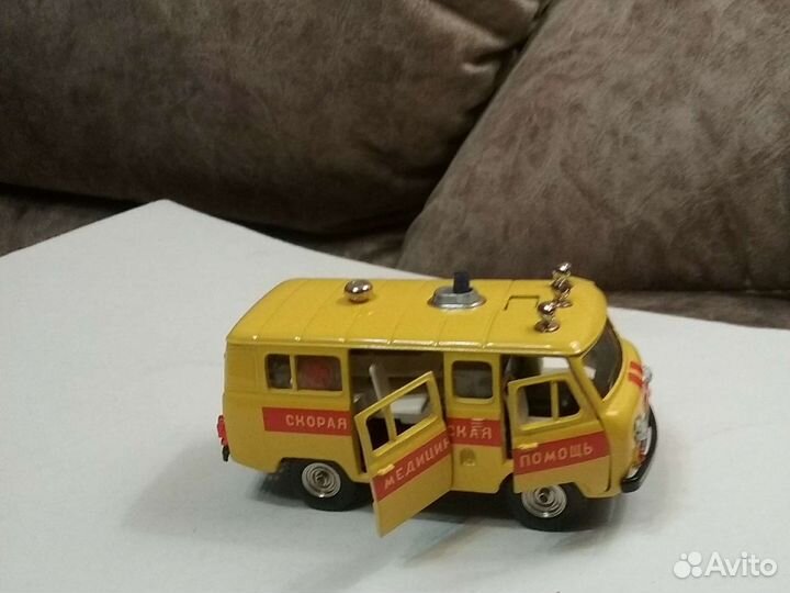 Масштабная модель уаз-452 санитарка