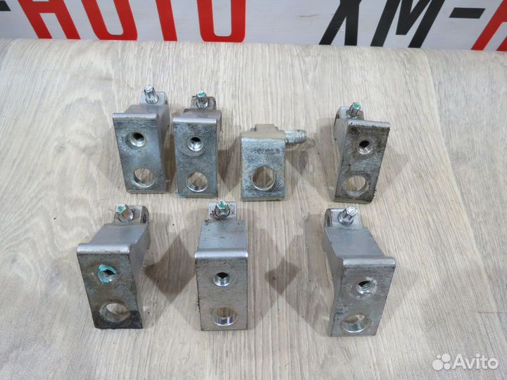 Петля двери Skoda Octavia A7