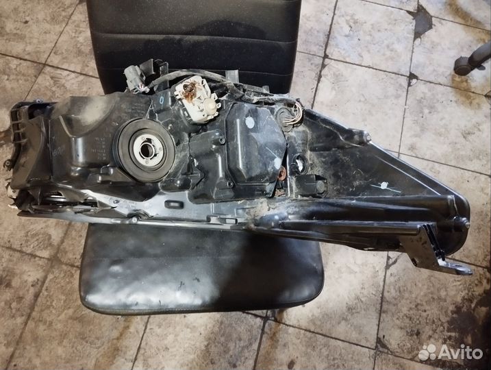 Левая фара тоета Хайлюкс