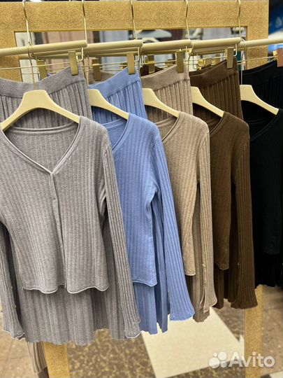 Костюм с пуговицами и юбкой плиссе (лапша)