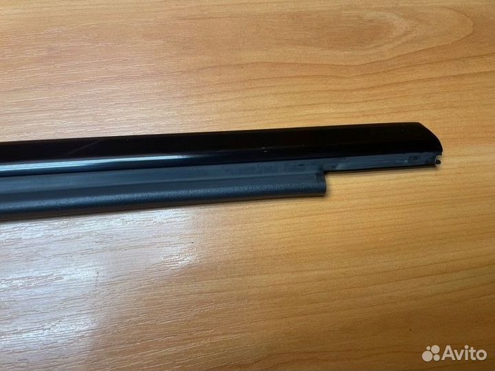 Молдинг стекла двери задний левый Mercedes-Benz