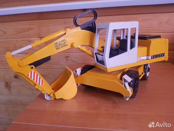 Экскаватор игрушка