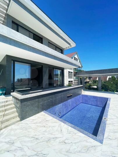 Коттедж 250 м² на участке 5,5 сот.