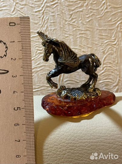 Сувениры Пегас и Дракон латунь и янтарь