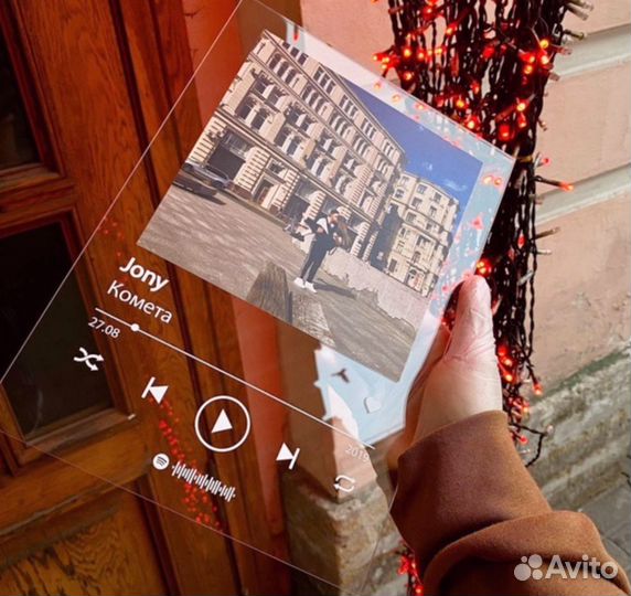 Трек на стекле с песней