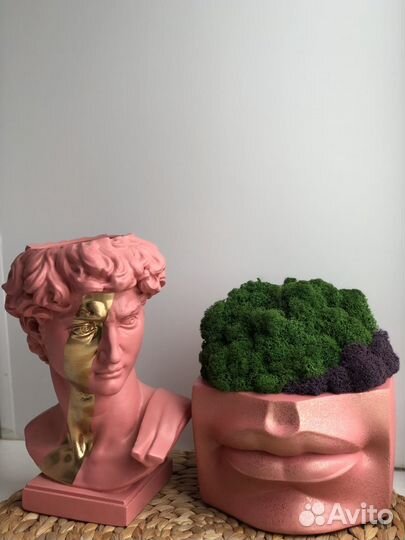 Кашпо губы из бетона со стабилизированным мхом