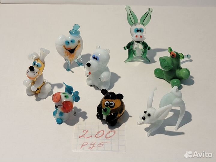 Фигурки из цветного стекла