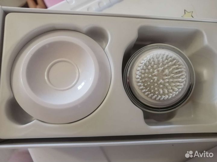 Электрическая щетка для очищения лица и тела