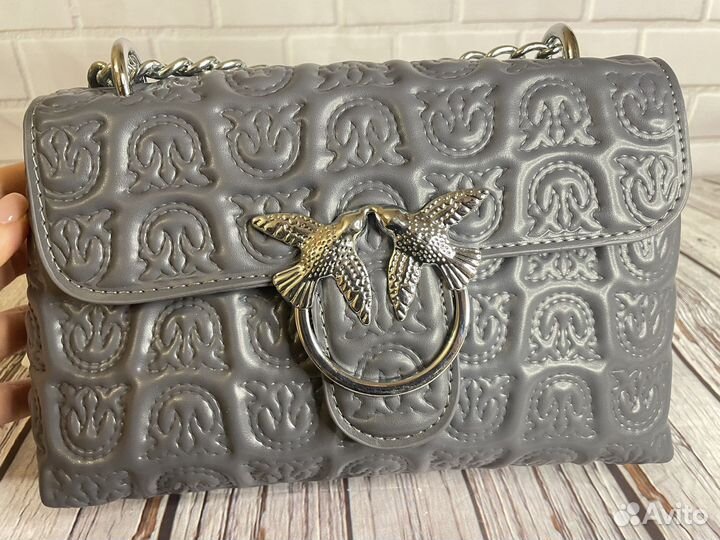 Сумка Pinko серая на цепочке